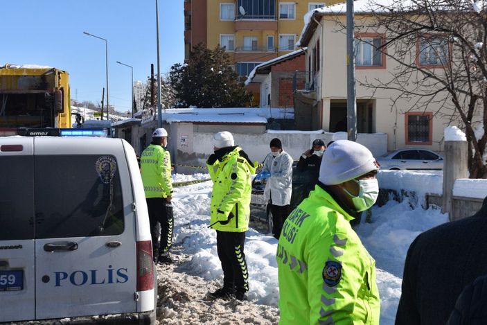 Karda ayağı kayıp düşünce yoldan geçen çöp kamyonunun altında kaldı -4