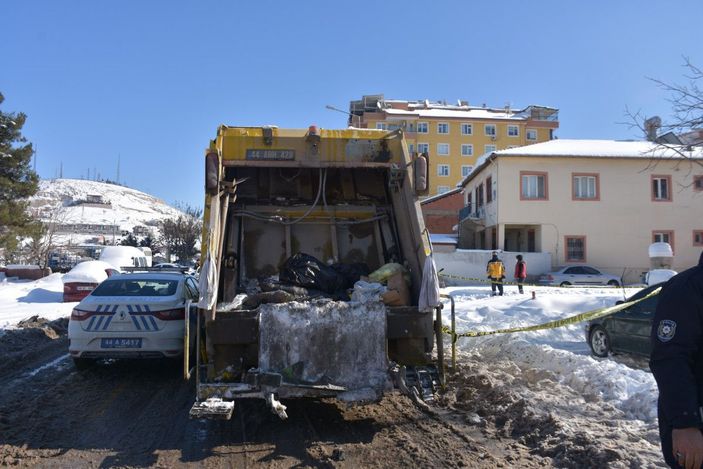 Karda ayağı kayıp düşünce yoldan geçen çöp kamyonunun altında kaldı -5
