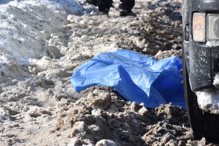 Karda ayağı kayıp düşünce yoldan geçen çöp kamyonunun altında kaldı -2