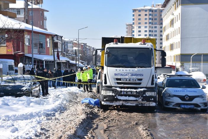 Karda ayağı kayıp düşünce yoldan geçen çöp kamyonunun altında kaldı -3