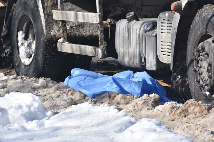 Karda ayağı kayıp düşünce yoldan geçen çöp kamyonunun altında kaldı -6