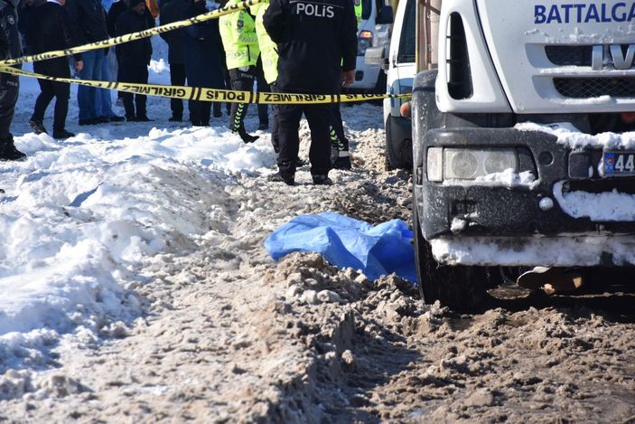 Karda ayağı kayıp düşünce yoldan geçen çöp kamyonunun altında kaldı -1