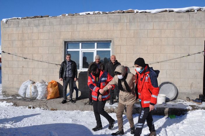 Kardan kapanan köylerdeki diyaliz hastaları için seferber oldular  -7
