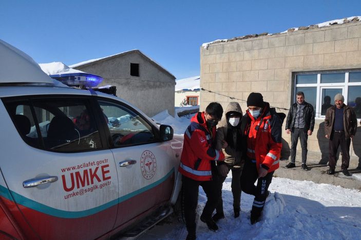 Kardan kapanan köylerdeki diyaliz hastaları için seferber oldular  -4