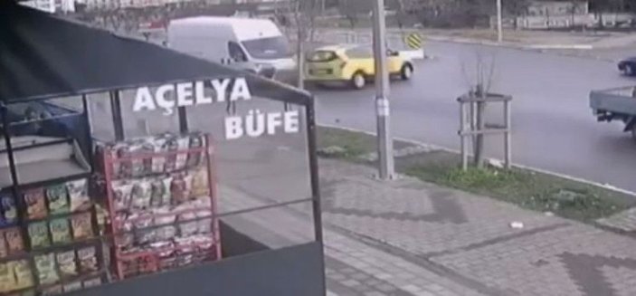 Sultanbeyli'de 14 yaşındaki çocuğun kullandığı taksiyle panelvan böyle çarpıştı -1