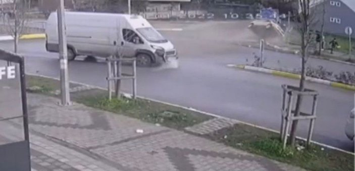 Sultanbeyli'de 14 yaşındaki çocuğun kullandığı taksiyle panelvan böyle çarpıştı -2