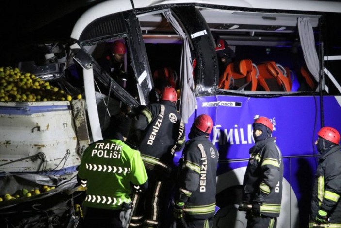 Yolcu otobüsü TIR'a çarptı: 1 ölü, 21 yaralı -8