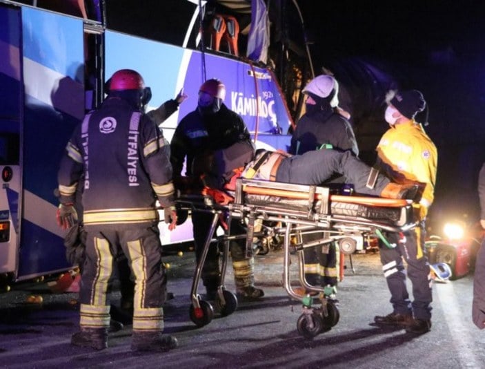 Yolcu otobüsü TIR'a çarptı: 1 ölü, 21 yaralı -4