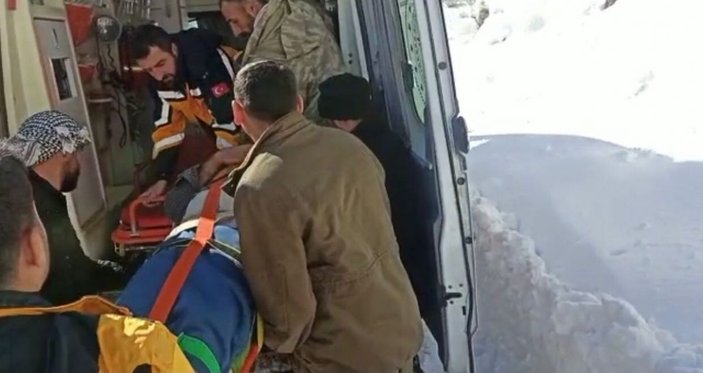 Şırnak’ta karda 5 saatlik mücadele ile hasta kurtarma operasyonu -3