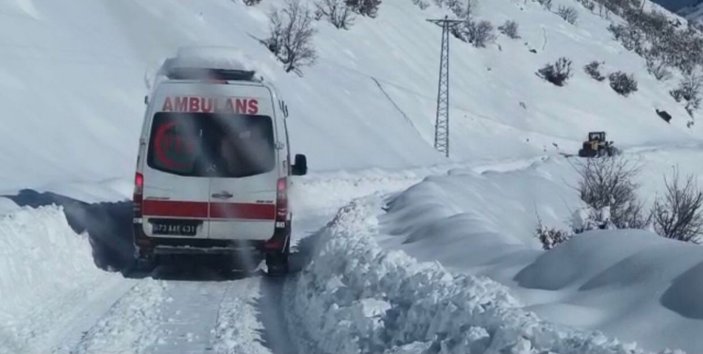 Şırnak’ta karda 5 saatlik mücadele ile hasta kurtarma operasyonu -1