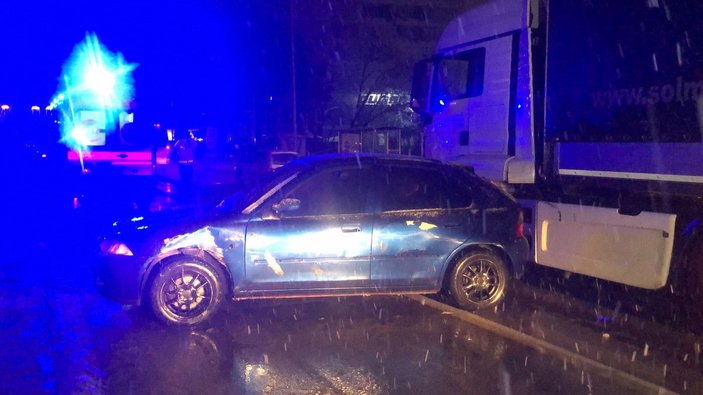 TIR'a arkadan çarpan yolcu minibüsündeki 4 kişi yaralandı -8