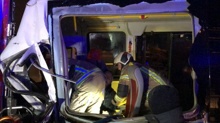 TIR'a arkadan çarpan yolcu minibüsündeki 4 kişi yaralandı -5