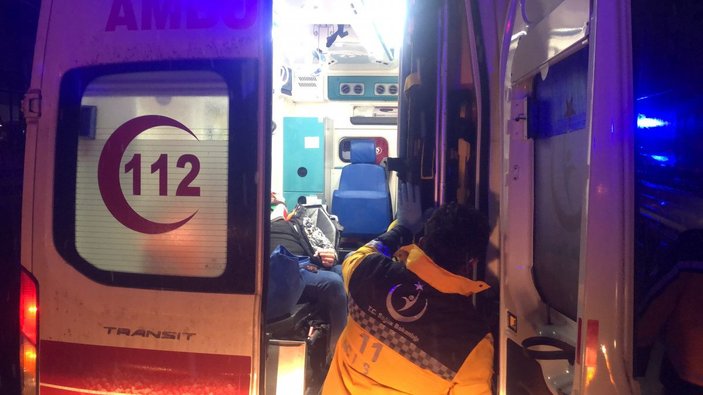 TIR'a arkadan çarpan yolcu minibüsündeki 4 kişi yaralandı -10