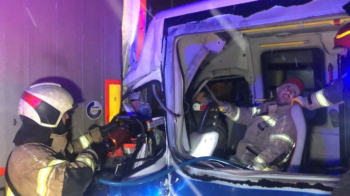 TIR'a arkadan çarpan yolcu minibüsündeki 4 kişi yaralandı -7