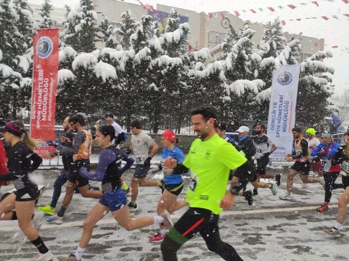 Kara aldırış etmediler; Yüzlerce sporcu Uğur Mumcu için koştu  -1