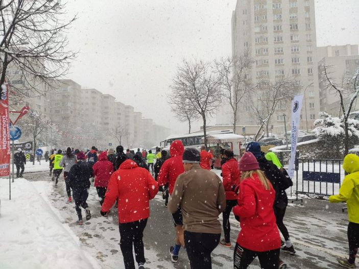 Kara aldırış etmediler; Yüzlerce sporcu Uğur Mumcu için koştu  -2