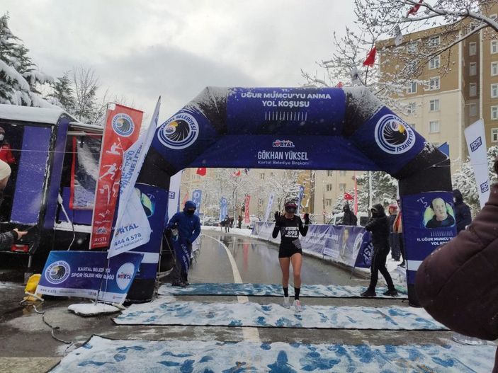 Kara aldırış etmediler; Yüzlerce sporcu Uğur Mumcu için koştu  -3