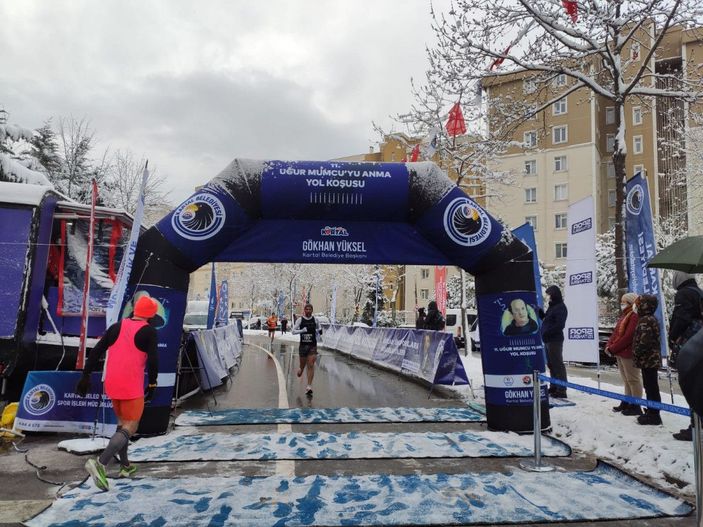 Kara aldırış etmediler; Yüzlerce sporcu Uğur Mumcu için koştu  -4