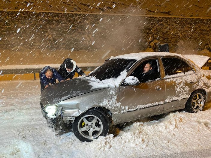 Samsun-Ankara karayolu kardan ulaşıma kapandı, araçlar yolda kaldı -6
