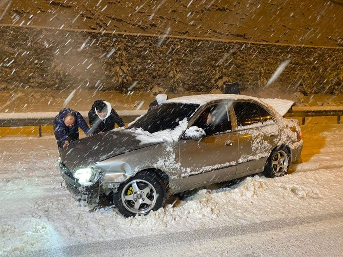 Samsun-Ankara karayolu kardan ulaşıma kapandı, araçlar yolda kaldı -5