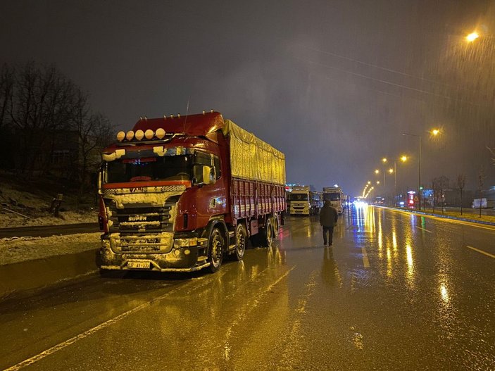 Samsun-Ankara karayolu kardan ulaşıma kapandı, araçlar yolda kaldı -9