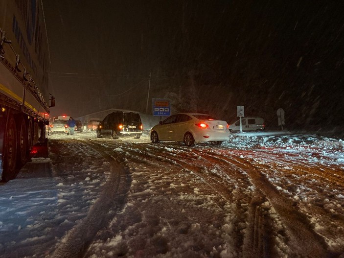Samsun-Ankara karayolu kardan ulaşıma kapandı, araçlar yolda kaldı -4