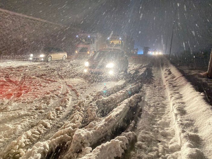 Samsun-Ankara karayolu kardan ulaşıma kapandı, araçlar yolda kaldı -1