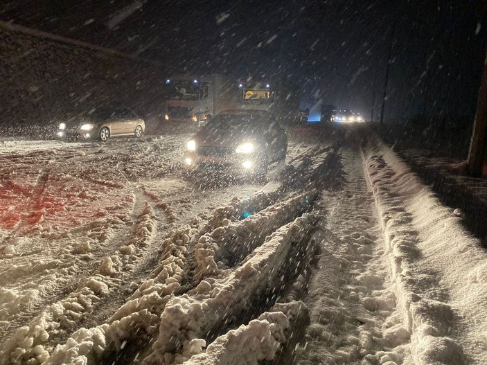 Samsun-Ankara karayolu kardan ulaşıma kapandı, araçlar yolda kaldı -2