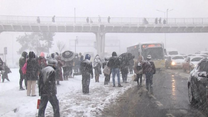 Büyükçekmece'de yoğun kar yağışının altında dakikalarca otobüs beklediler -2