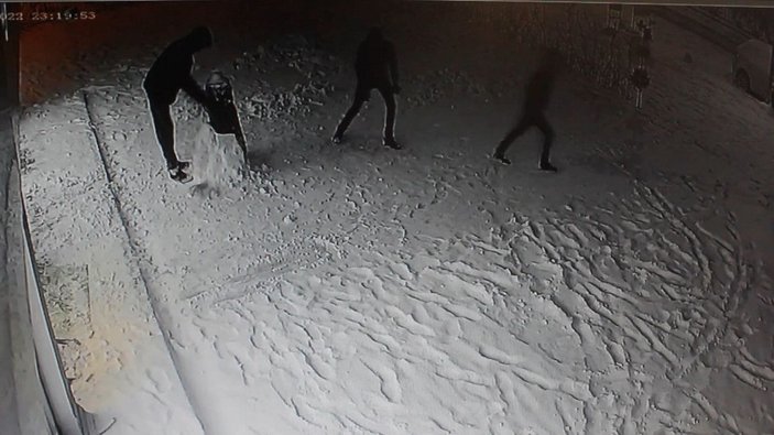 İş yeri önündeki kardan adamı alıp kaçtılar,  'eğlence için yaptık' dediler -2