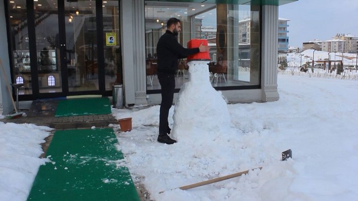 İş yeri önündeki kardan adamı alıp kaçtılar,  'eğlence için yaptık' dediler -5