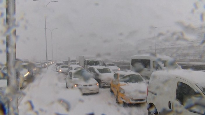 Küçükçekmece D-100'de trafik durdu -1