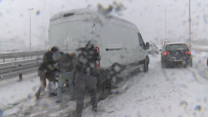 Küçükçekmece D-100'de trafik durdu -3