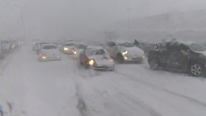 Küçükçekmece D-100'de trafik durdu -4