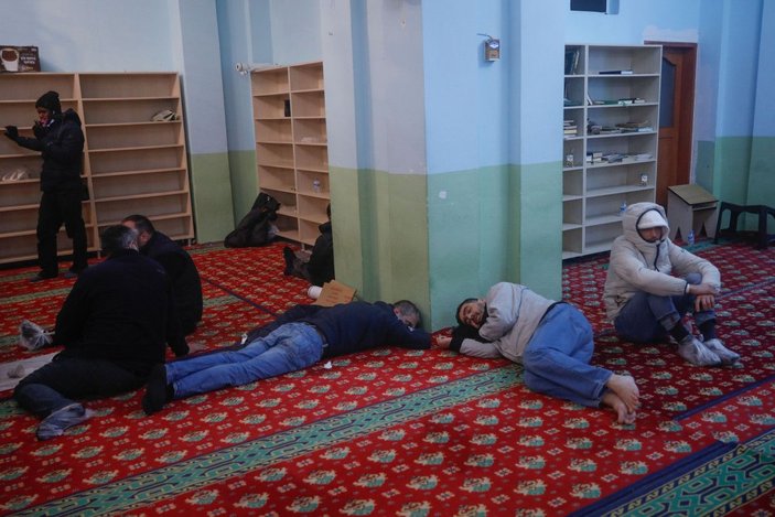 Arnavutköy'deki otel fırsatçılığı iddiası... Geceyi camilerde geçirdiler -3
