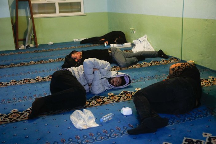 Arnavutköy'deki otel fırsatçılığı iddiası... Geceyi camilerde geçirdiler -4