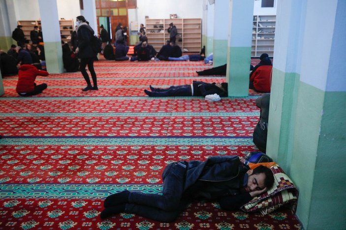 Arnavutköy'deki otel fırsatçılığı iddiası... Geceyi camilerde geçirdiler -1
