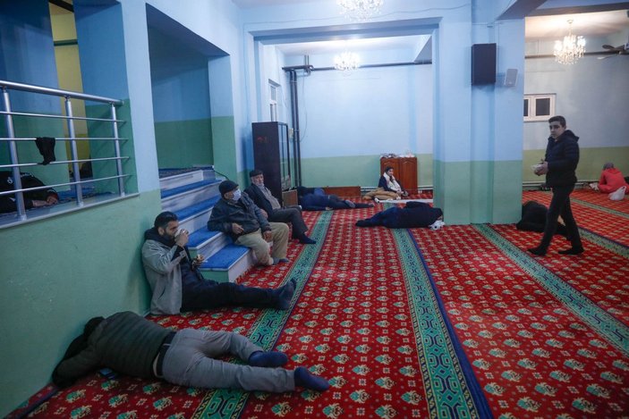 Arnavutköy'deki otel fırsatçılığı iddiası... Geceyi camilerde geçirdiler -2