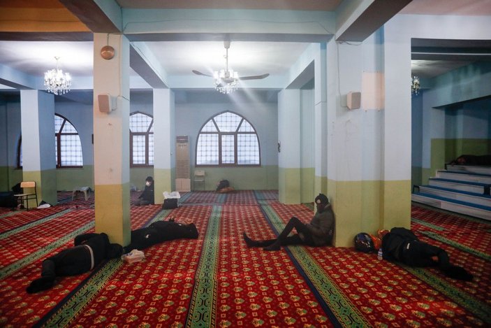 Arnavutköy'deki otel fırsatçılığı iddiası... Geceyi camilerde geçirdiler -6