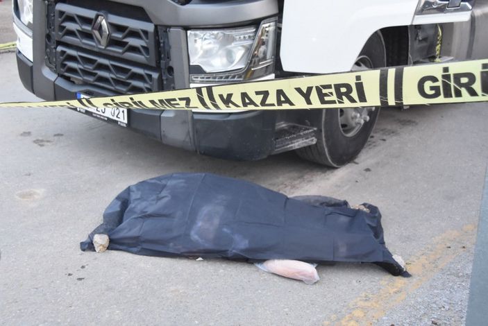 Ekmek alıp dönerken TIR'ın çarpmasıyla öldü -1