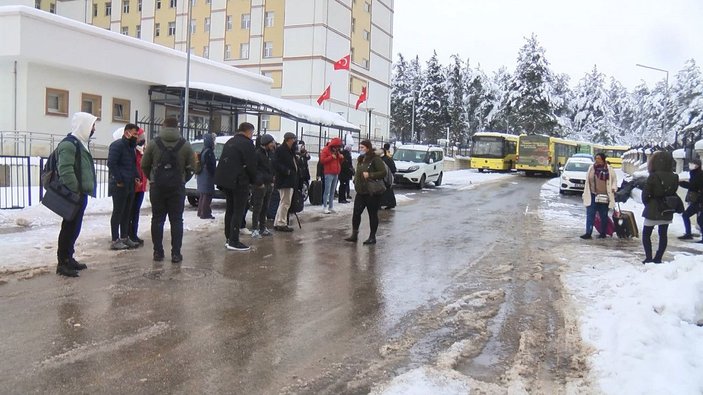 İstanbul'a giriş yasaklanınca Bursa'da mahsur kalan yolcular, otobüslerle yola çıktı -7