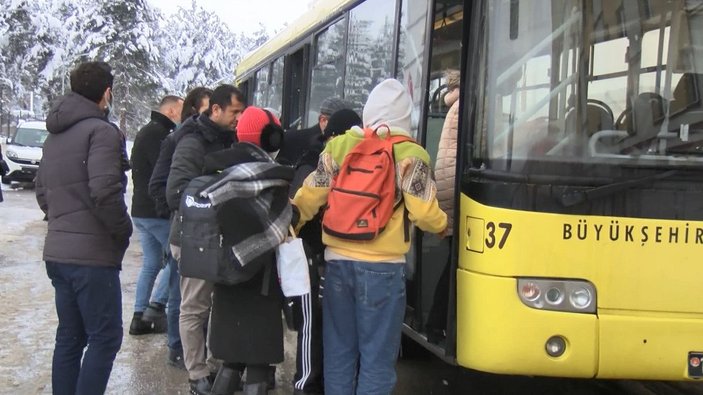 İstanbul'a giriş yasaklanınca Bursa'da mahsur kalan yolcular, otobüslerle yola çıktı -9