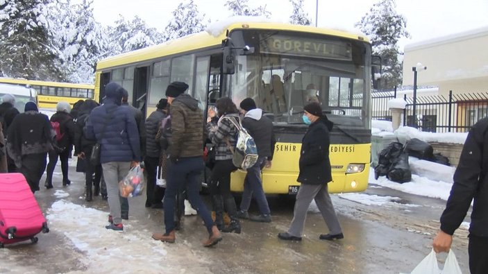 İstanbul'a giriş yasaklanınca Bursa'da mahsur kalan yolcular, otobüslerle yola çıktı -10
