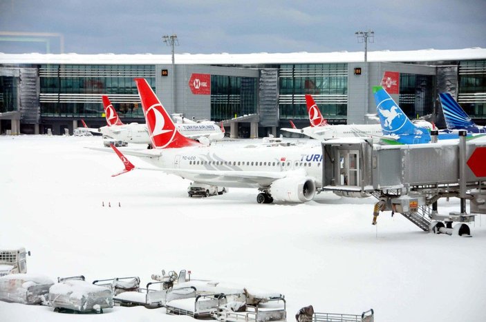 İstanbul Havalimanı'nda kar temizleme çalışmaları  -2