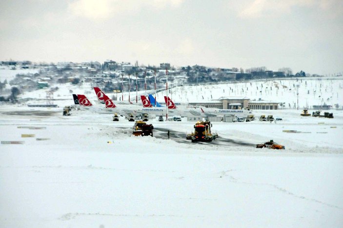 İstanbul Havalimanı'nda kar temizleme çalışmaları  -10