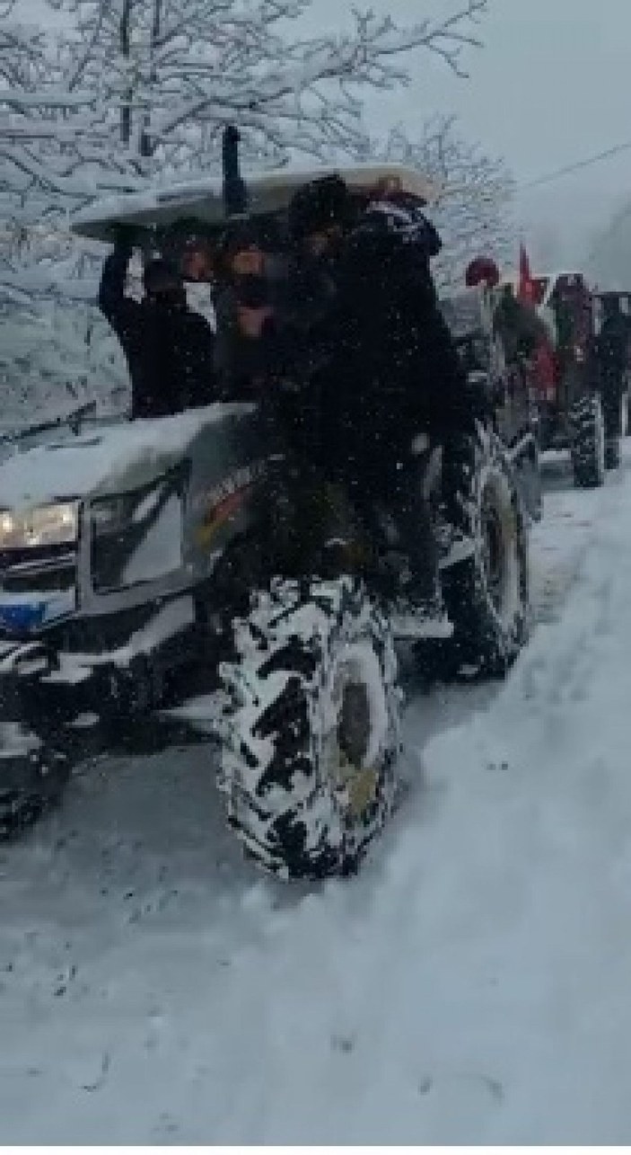 Kar yolları kapattı, gelin traktörle alındı -3