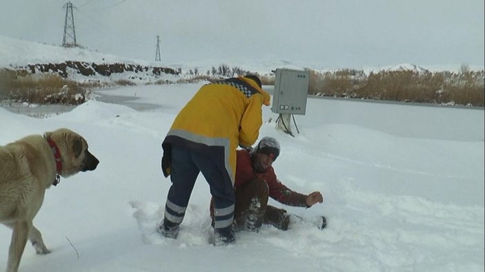 Yolunu kaybedip donma tehlikesi geçiren çobana paletli ambulansla ulaşıldı -2