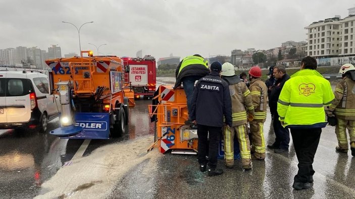 Kadıköy’de devrilen, İBB’ye bağlı kar küreme aracının sürücüsü alkollü çıktı -1