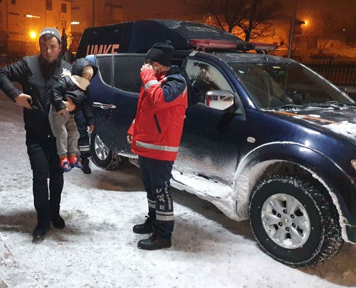 2 yaşındaki Erdal'a ulaşmak için UMKE'nin karla zorlu mücadelesi -6