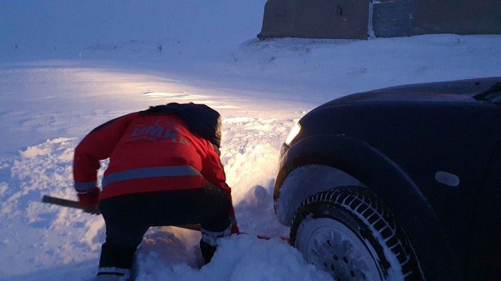 2 yaşındaki Erdal'a ulaşmak için UMKE'nin karla zorlu mücadelesi -10